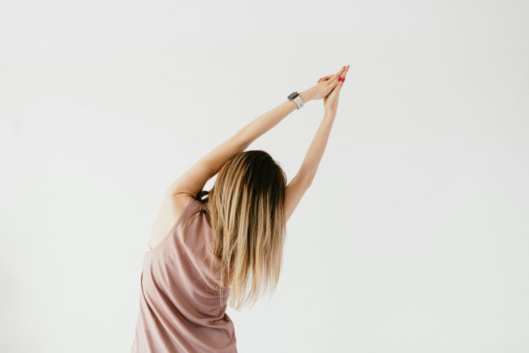 dame de dos faisant du pilates